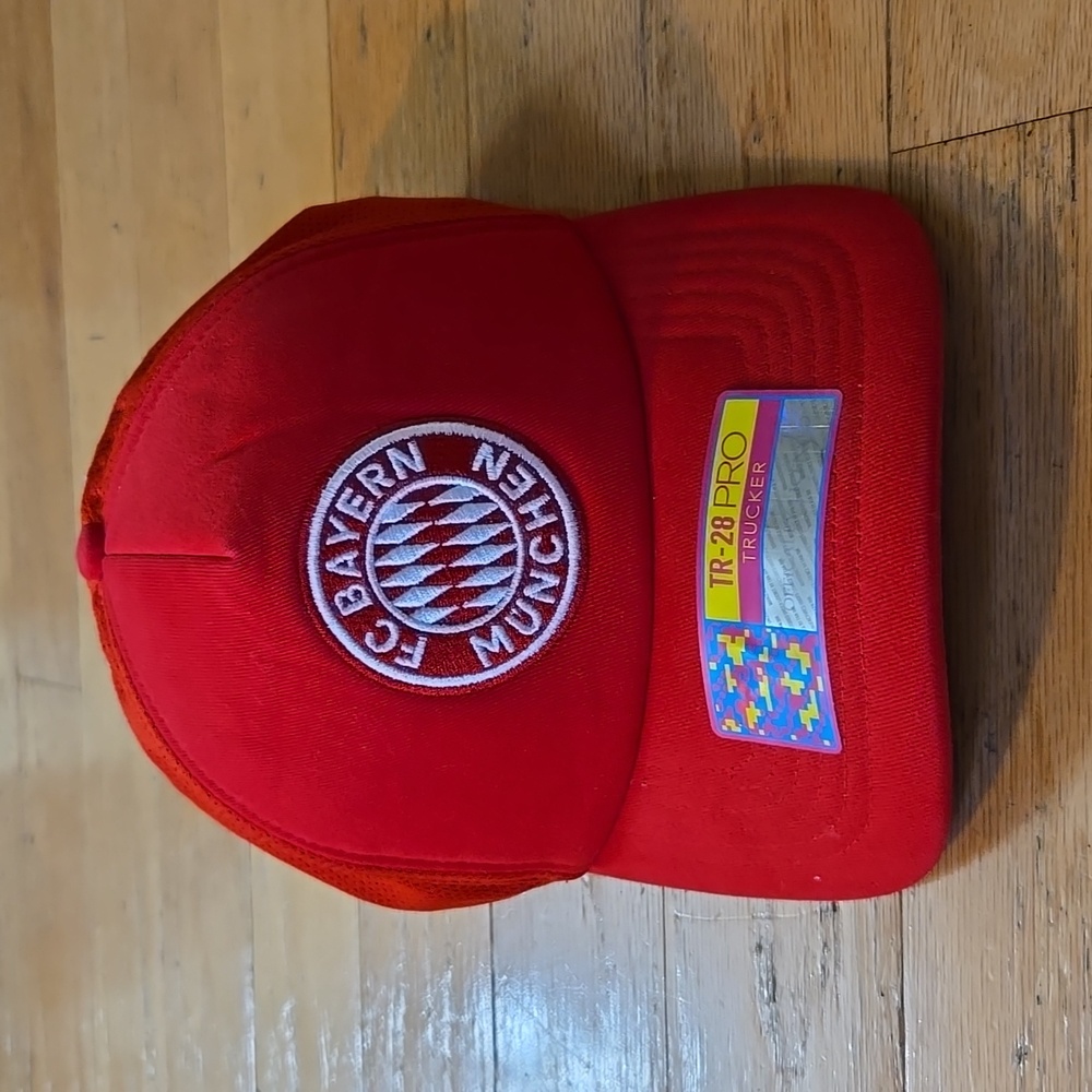 FC Bayern Munchen Men's Cap Snapback Hat Red Adult Embroidered Logo w/Tag
